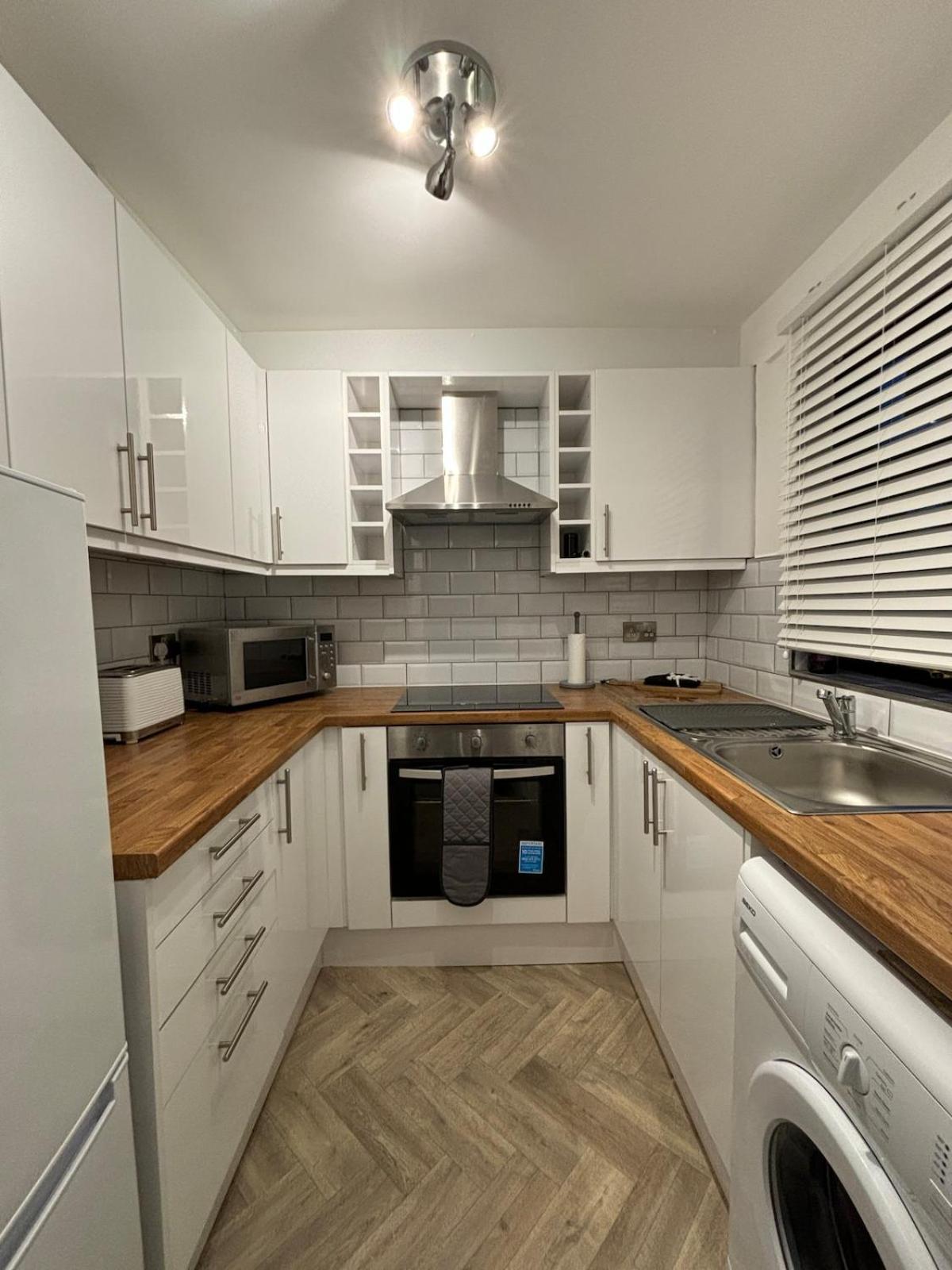 The Airport Flat - Newly Renovated & Free Parking Lejlighed Leeds  Eksteriør billede